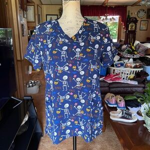 WOMEN’S SCRUBAID HALLOWEEN PRINT SCRUB TOP POLY BLEND TAPERED FIT 4-WAY STRETCH